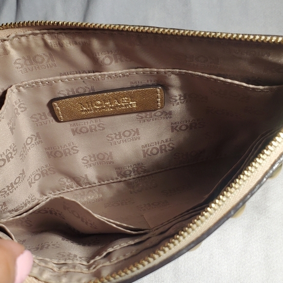 Michael Kors Large Wristlet Saffiano Stud Gold Leather Gold Zip - Picture 6 of 8